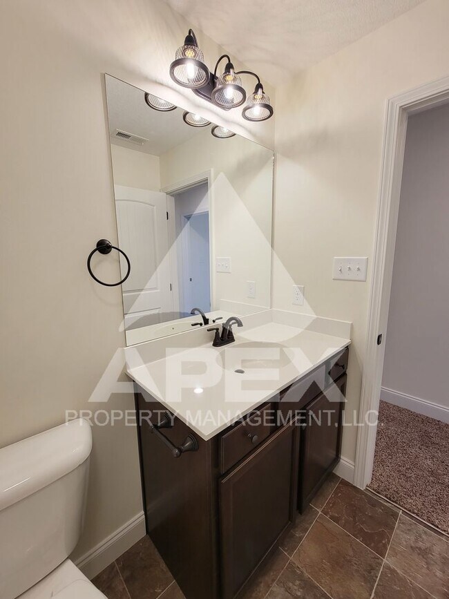 Building Photo - Beautiful  4 Bd 2.5 Ba Single Family home ...