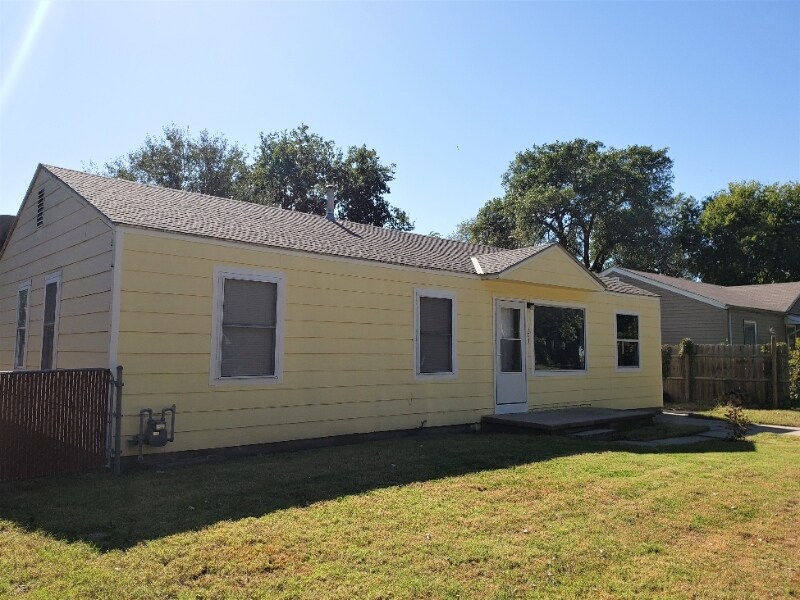 Building Photo - 1101 Luther E