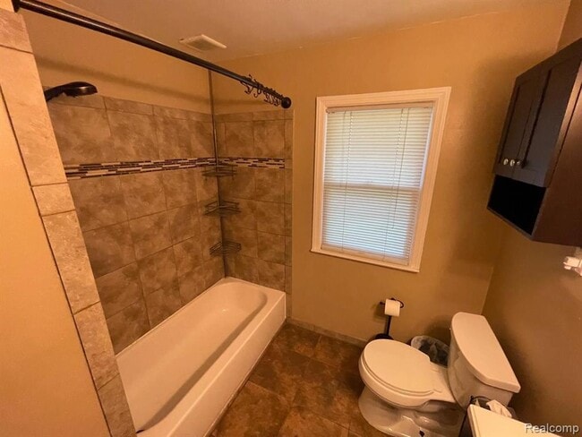 Building Photo - 1749 E Maple Rd