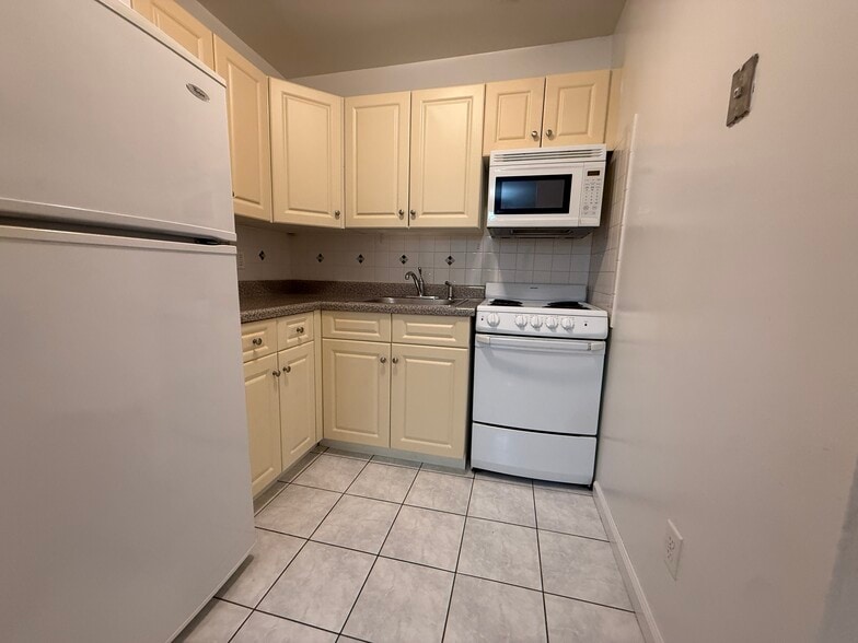 Building Photo - 208 Undercliff Ave