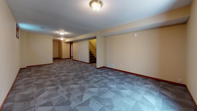 Building Photo - 5 bedrooms, 2.5 bathrooms House