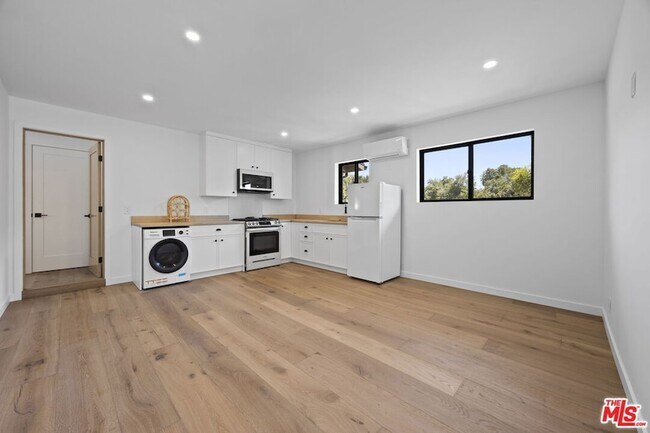 Building Photo - 1131 Rancho Dr