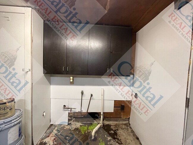 Building Photo - Charming 3 Bedroom