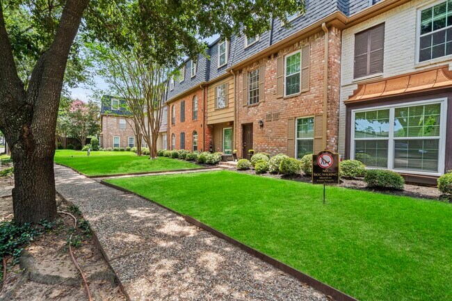 Building Photo - 351 N Post Oak Ln