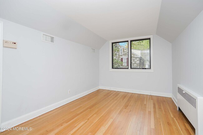 Building Photo - 828 Kingston Terrace