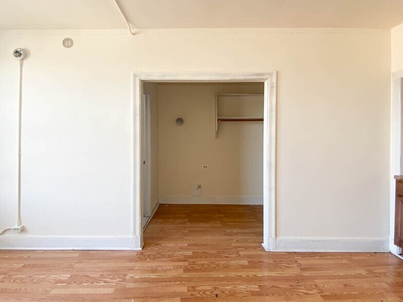Building Photo - 3335 W Diversey Ave