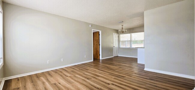 Building Photo - 1007 Highview Dr