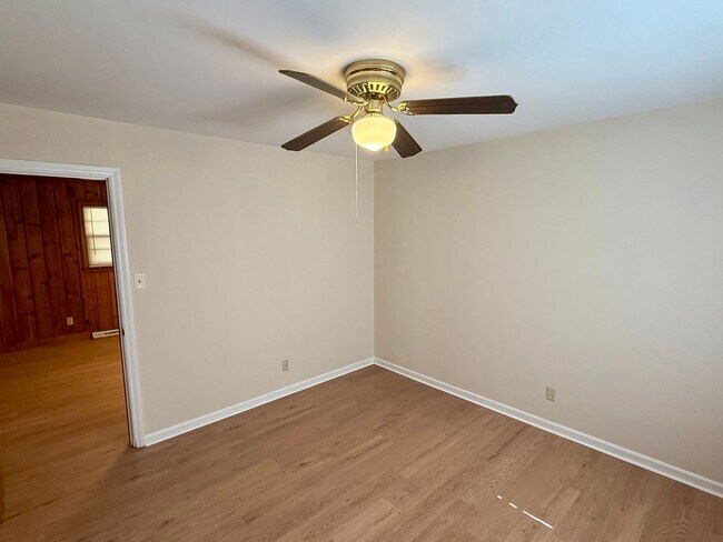 Building Photo - Three bedroom, 1.5 bath house in Burlington