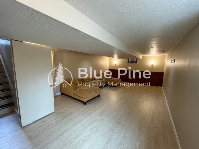 Building Photo - 1656 S Fairway Dr