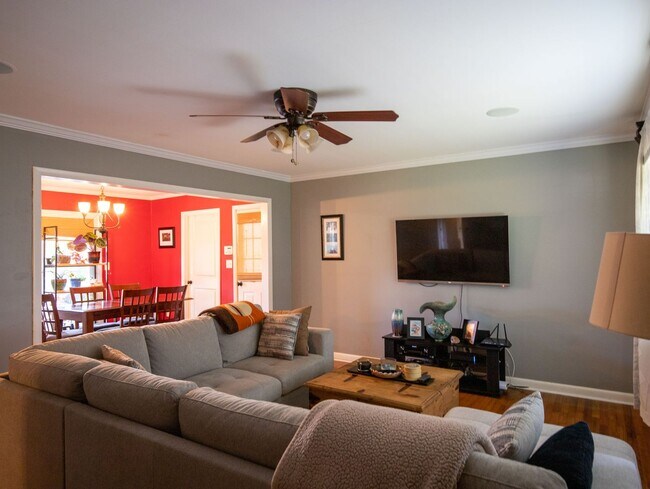 Building Photo - Three Bedroom Brick Ranch in National Hills!