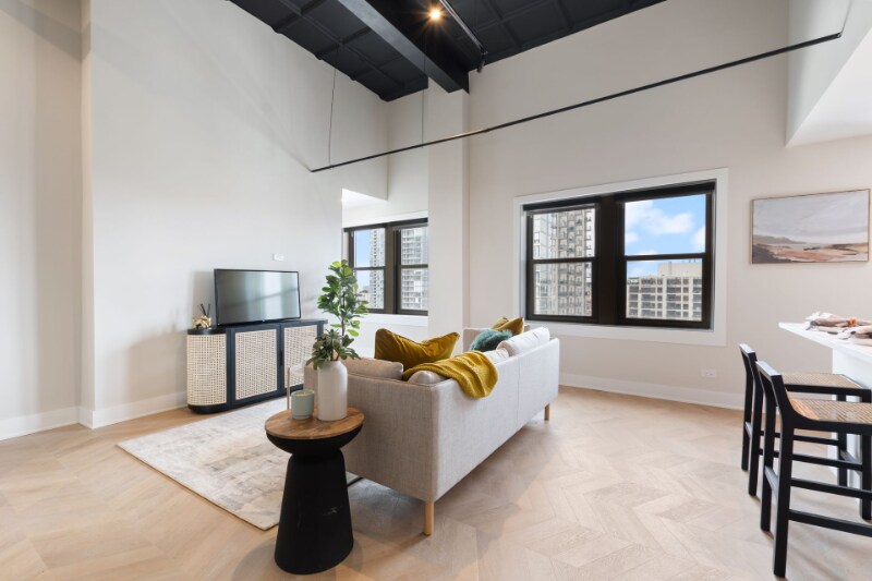 Building Photo - 1217 N La Salle Dr