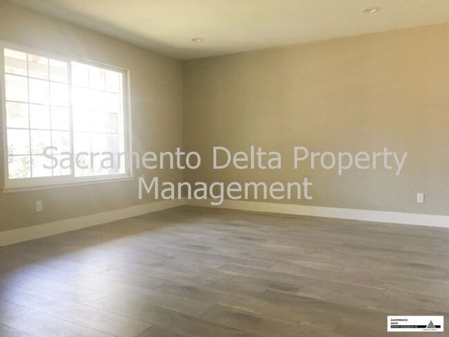 Building Photo - Charming 3 Bedroom 2 Bath Home in Rosemont