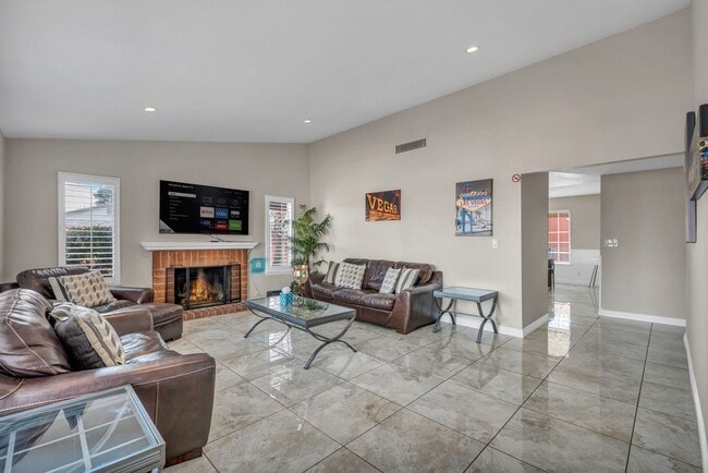 Building Photo - 3 Bed FULLY FURNISHED Pool Home