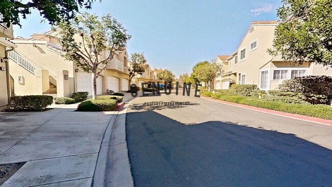 Building Photo - Dual Master Two Bedroom Townhouse in Gated...