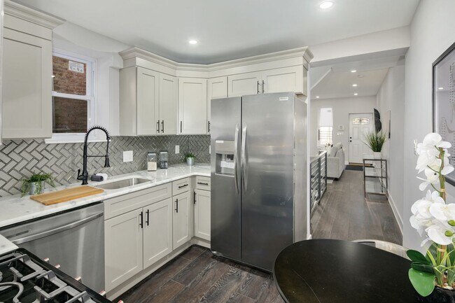 Building Photo - Modern Brewerytown Home