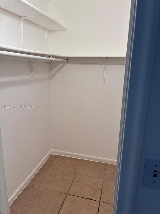 Building Photo - 1028 NE 39th Dr