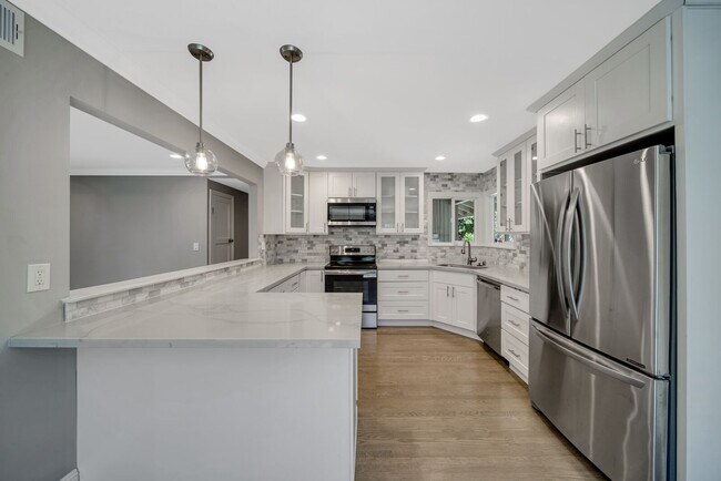 Building Photo - 5741 Seifert Ave