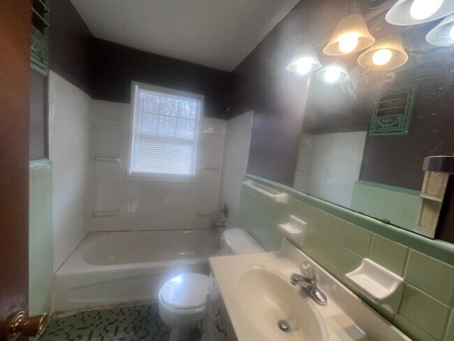 Building Photo - Great Location