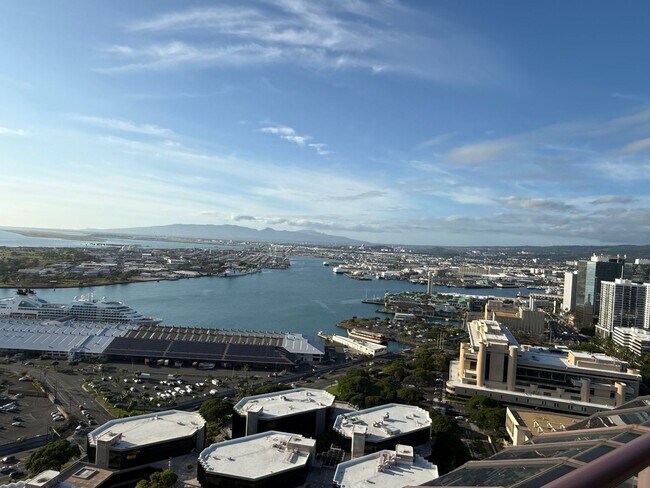 Building Photo - Luxurious 2 bed/2bath/2 parking Fully Furnished in One Waterfront Towers