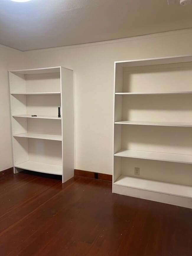 Building Photo - Spacious Craftsman Home