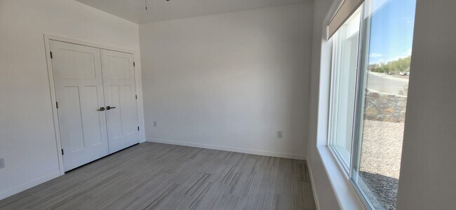 Building Photo - 3049 Chippewa Summit