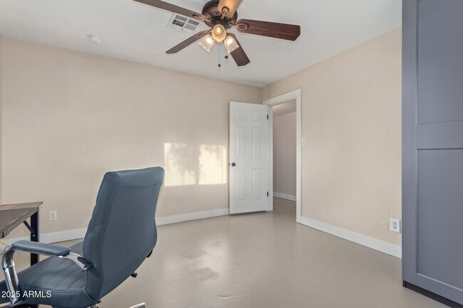 Building Photo - 1422 W Orange Dr