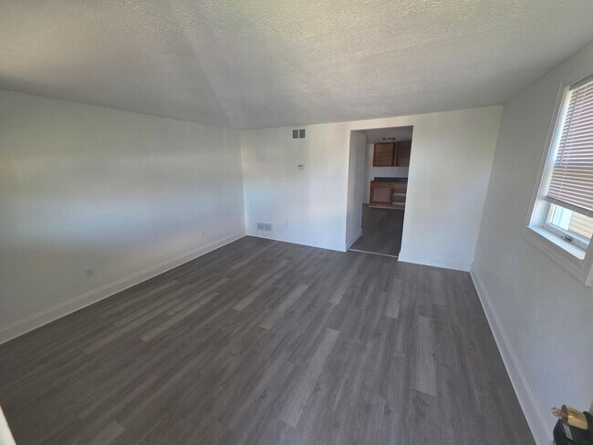 Building Photo - 47 Oakwood Ave