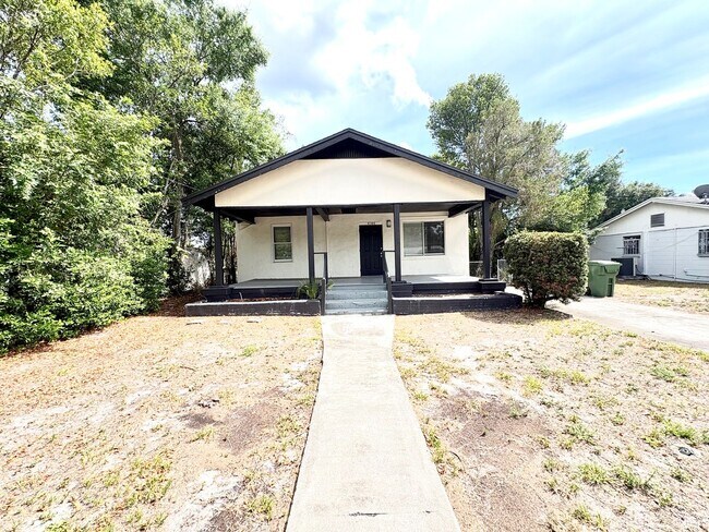 Building Photo - 3 BED/2 BATH Historic Home Available NOW!