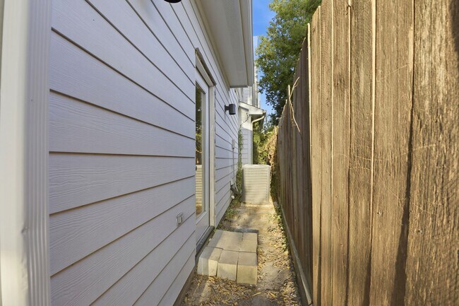 Building Photo - 2028 Tuam St