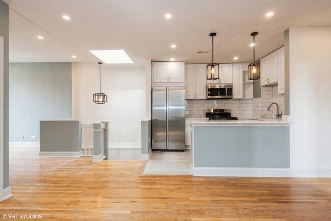 Building Photo - 1446 W Irving Park Rd