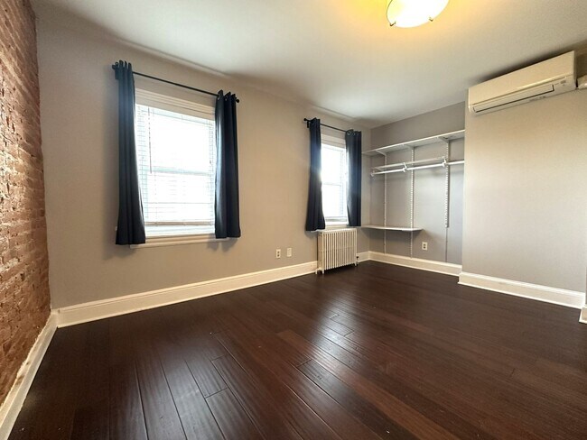 Building Photo - Stunning 4-Bedroom Townhome in the Heart of Fishtown! Available NOW!