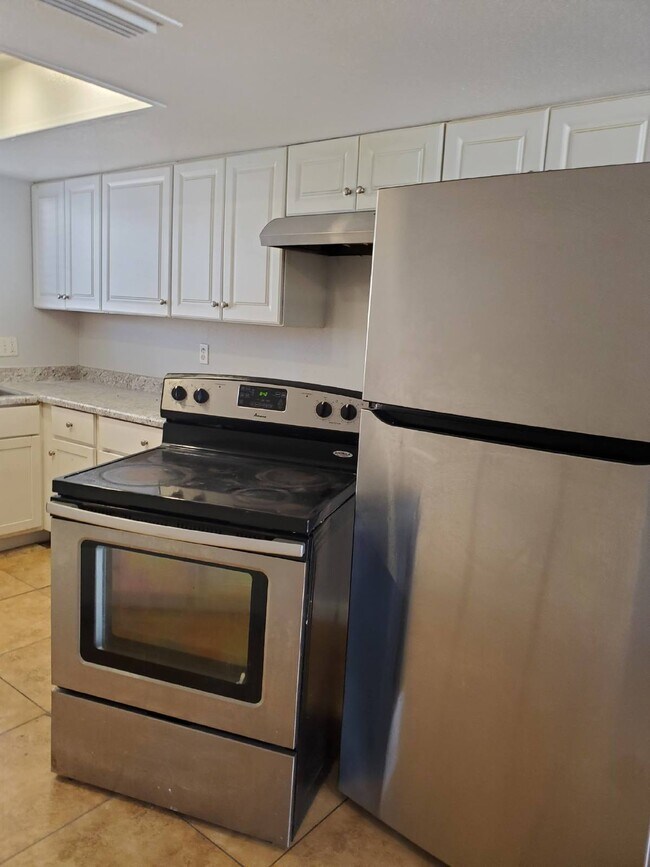 Building Photo - COMING UP! Charming 2-Bed, 1-Bath Apartment!
