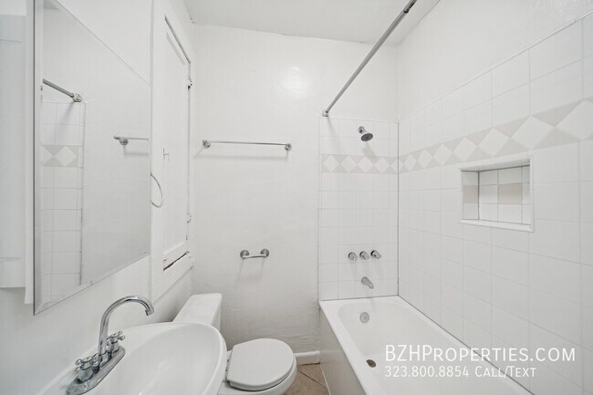 Building Photo - 1267 Vin Scully Ave
