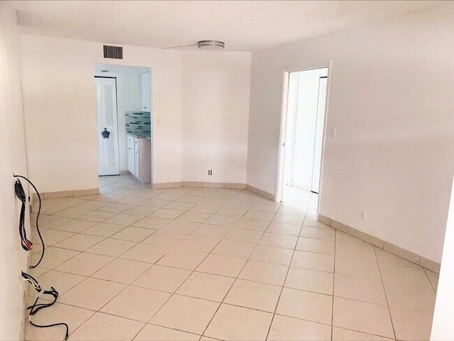 Building Photo - 508 Gardens Dr