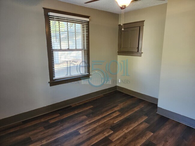 Building Photo - Historical 3 Bedroom 1 Bathroom!