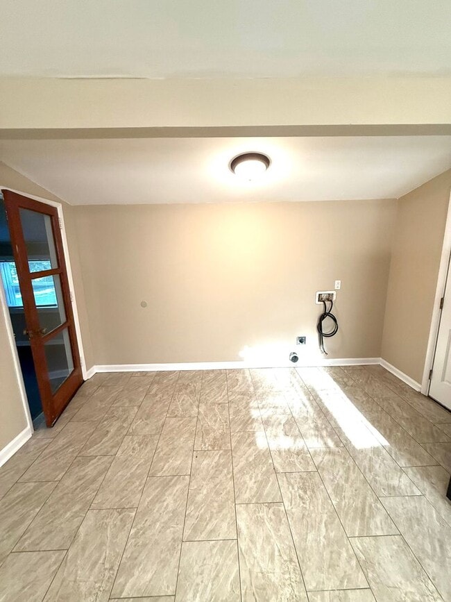Building Photo - ** 3 Bed 1.5 Bath located off Zelda Road**...