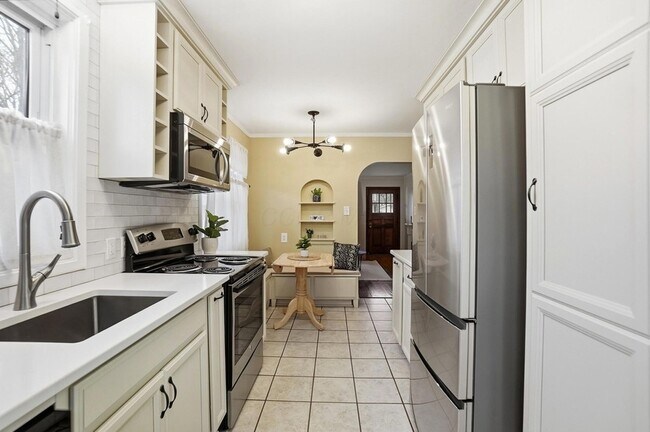 Building Photo - 2695 Bellwood Ave