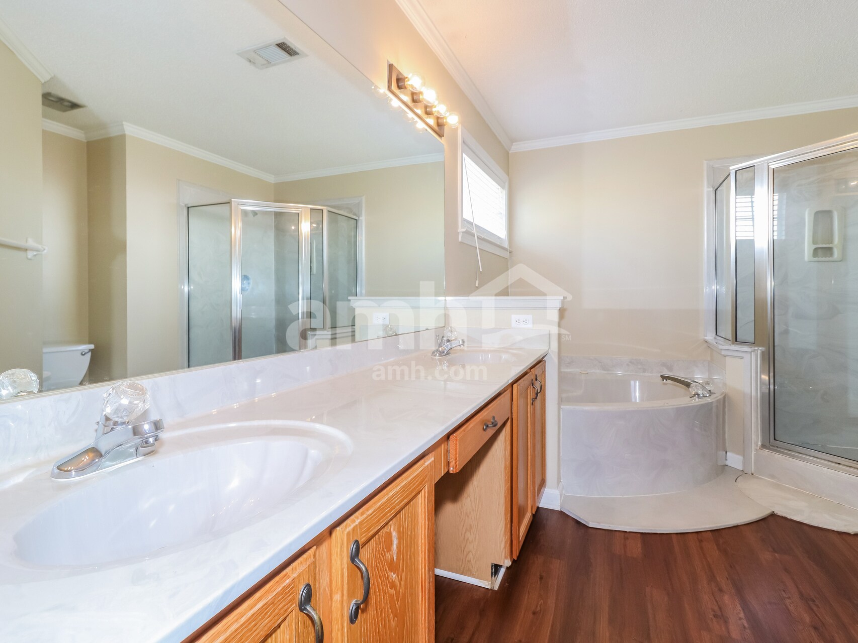 Building Photo - 9997 Woodland Grove Dr