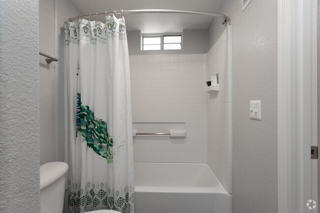 2BR, 1BA - 889 SF - Port Royale