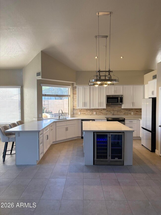 Building Photo - 768 E Irma Ln