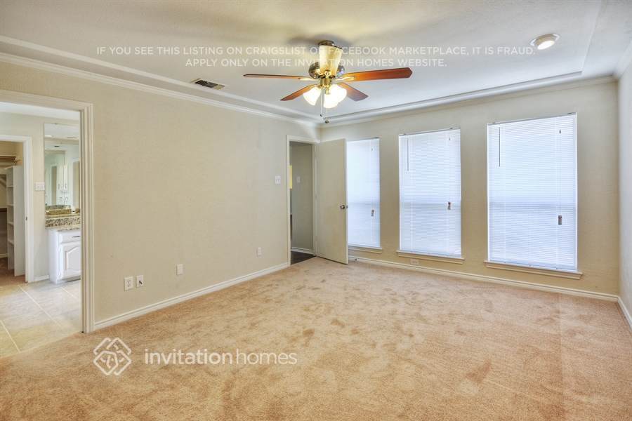 Building Photo - 1711 St James Dr