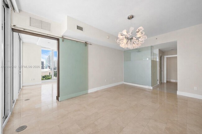 Building Photo - 2020 N Bayshore Dr