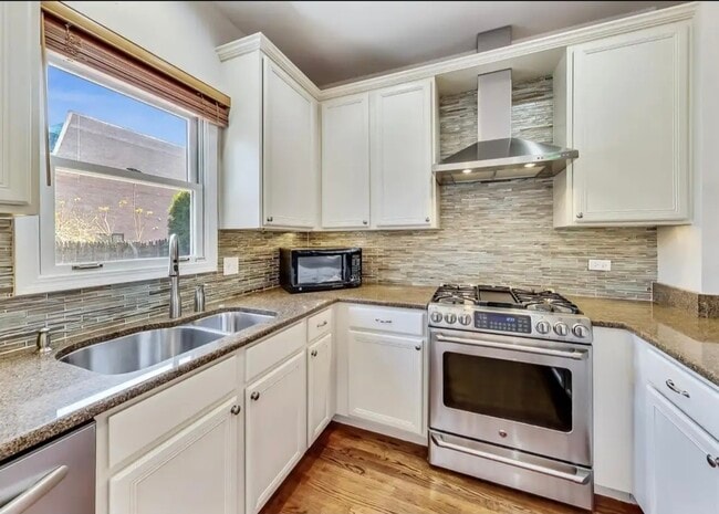 Building Photo - 1802 W Diversey Pkwy