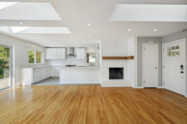 Building Photo - 10003 Crestridge Dr