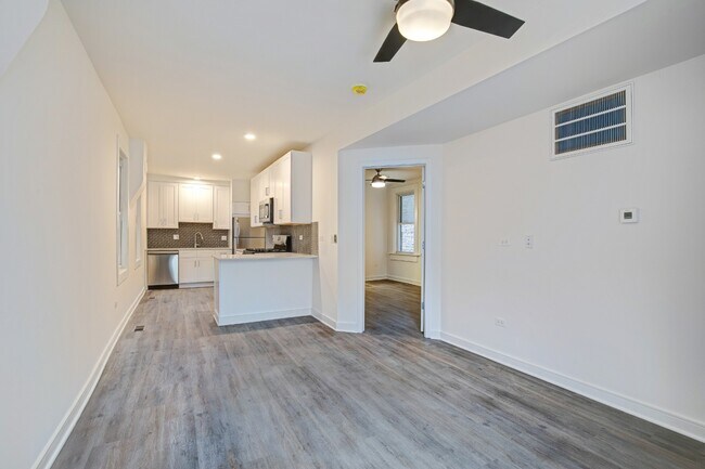 Building Photo - Gorgeous, Renovated 1/1bth Wicker Park, Avail 7/1