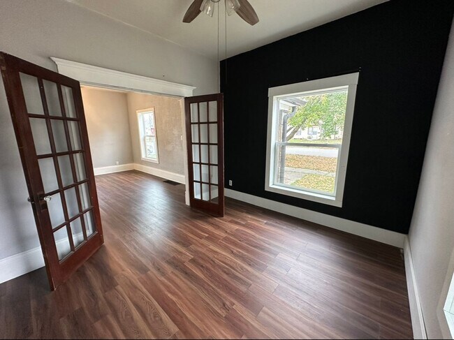 Building Photo - Updated 2 bedroom house $875