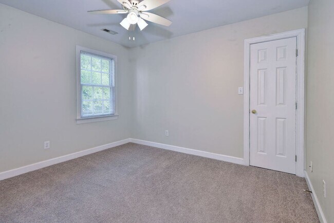 Building Photo - Beautiful Poquoson Home.
