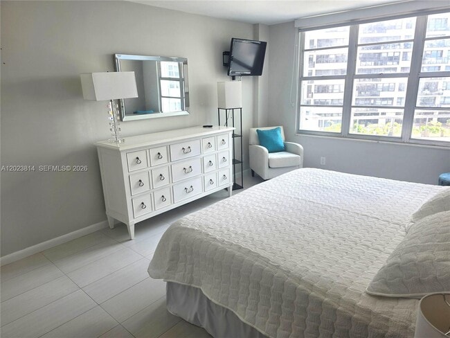 Building Photo - 5161 Collins Ave