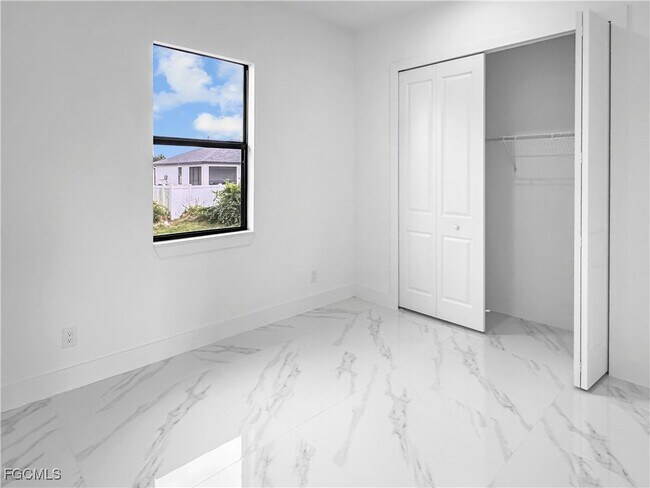 Building Photo - 916 Sara Ave N