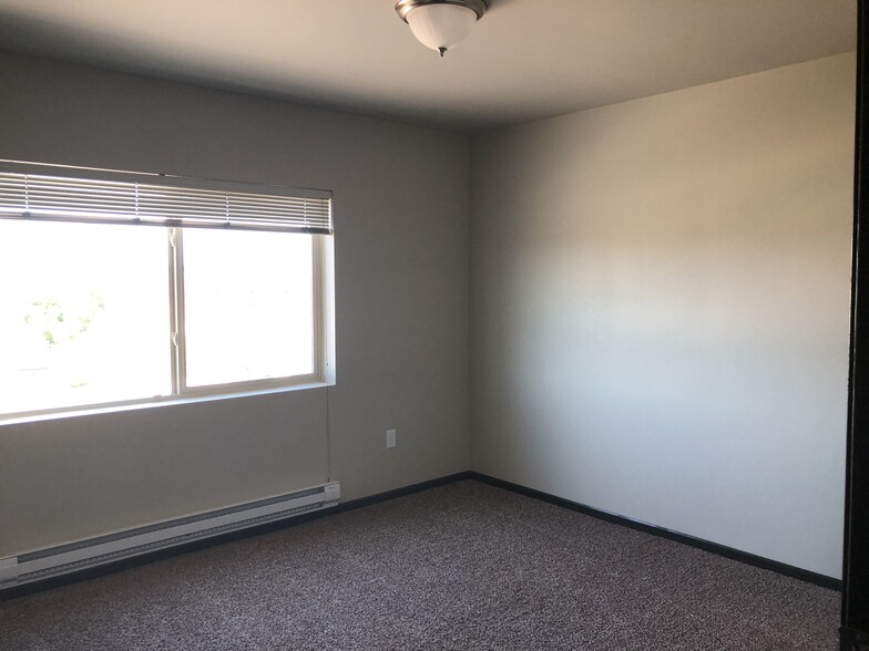 Building Photo - 913 Main Ave